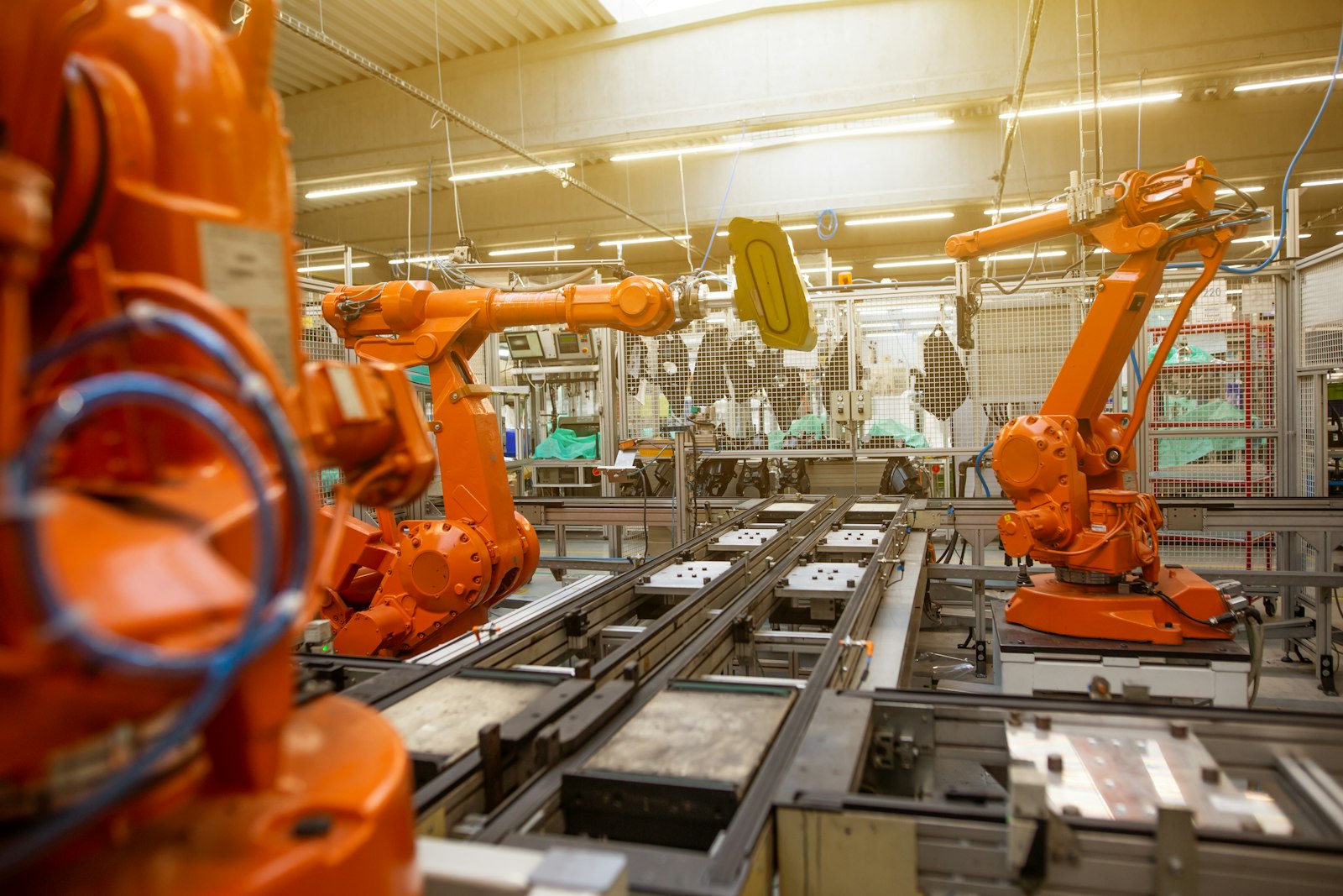 Línea de producción automatizada con robots industriales